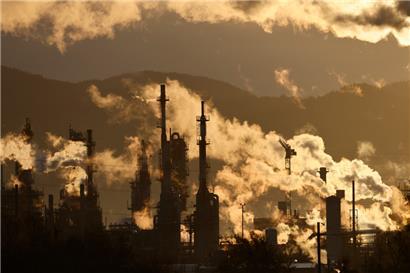 Rauch steigt aus einer Butachimie-Anlage auf
