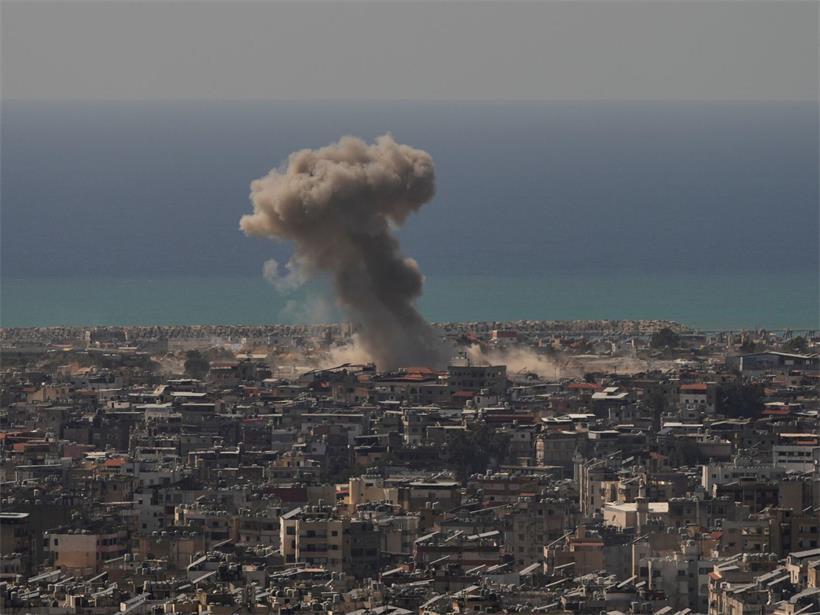 Rauchwolken steigen im April nach israelischem Luftangriff über Dahija, südlicher Vorort von Beirut, Libanon auf