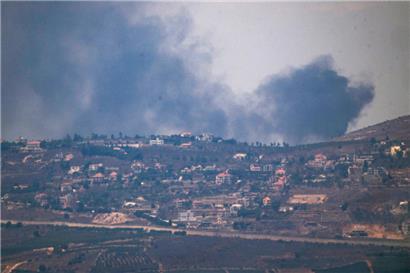 Rauch steigt nach einem Angriff in einem Gebiet im Libanon nahe der israelisch-libanesischen Grenze in der Region Galiläa auf, gesehen von den israelisch annektierten Golanhöhen aus
