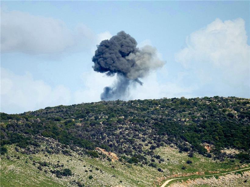 Rauchwolken über Ali al-Daher im Südlibanon nach israelischem Luftangriff am Himmel