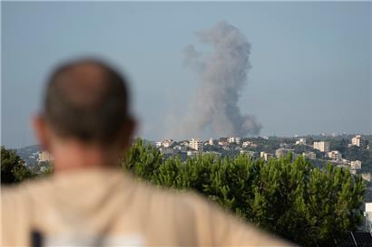 Rauch steigt nach einem israelischen Luftangriff im Dorf Ras Osta im Bezirk Byblos auf aufgenommen von Maaysrah
