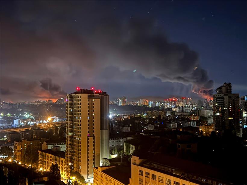 Rauch steigt nach einem russischen Angriff auf Kiew auf
