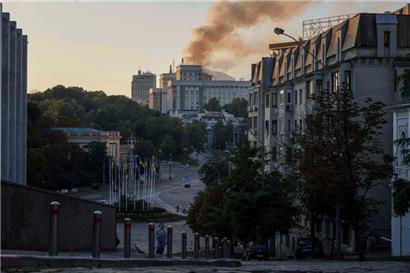 Rauch steigt nach einem russischen Angriff aus dem Gebäude des Ministerkabinetts in Kiew auf
