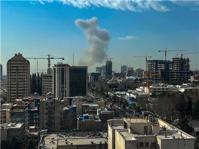 Rauchwolke nach Explosion in Teheran, Stadtbild mit zerstörtem Gebäude und dramatischer Atmosphäre