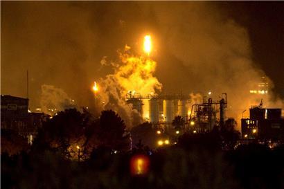 Rauch steigt nach einer Explosion in einem Chemiepark in der Nähe der nordostspanischen Hafenstadt Tarragona auf. Mehrere Menschen wurden dabei verletzt. Zwei weitere Menschen würden noch vermisst, teilte die Feuerwehr der Region Katalonien mit.
