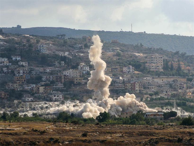 Rauch steigt nach einer von Israel kontrollierten Explosion im südlibanesischen Dorf Al-Mansouri auf