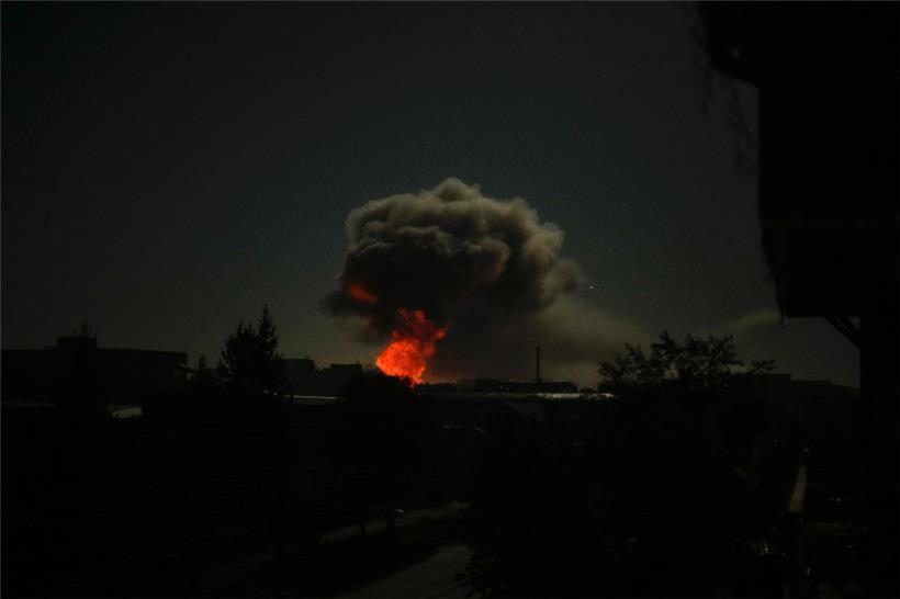 Rauch steigt nach großen Explosionen in Charkiw, Ukraine, am frühen Samstag, 8. Oktober 2022, auf. 
