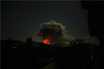 Rauch steigt nach großen Explosionen in Charkiw, Ukraine, am frühen Samstag, 8. Oktober 2022, auf. 
