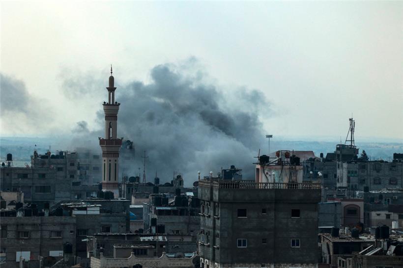 Rauch steigt über dem Gazastreifen auf. Am Freitag endete die Feuerpause zwischen Israel und der Hamas. 
