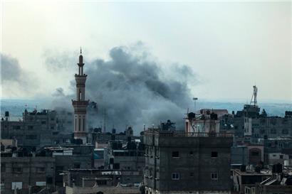 Rauch steigt über dem Gazastreifen auf. Am Freitag endete die Feuerpause zwischen Israel und der Hamas. 
