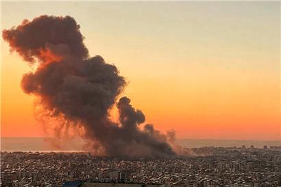 Rauch steigt über den südlichen Vororten von Beirut während eines israelischen Angriffs am 27. September 2024 auf
