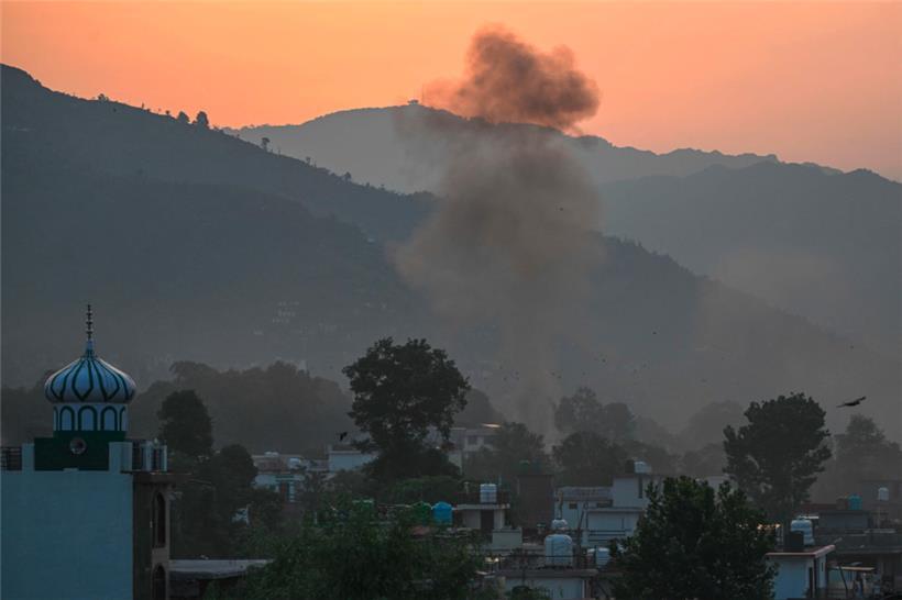 Rauch steigt über der Hauptstadt des Distrikts Poonch auf, nachdem Indien Raketen auf das pakistanische Gebiet abgefeuert hat
