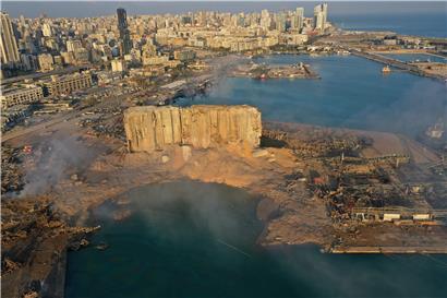 Rauch steigt von der Stelle auf, an der sich eine Explosion ereignete. In der libanesischen Hauptstadt Beirut hat sich am Dienstag eine gewaltige Explosion mit Dutzenden Toten und mindestens 2.700 Verletzten ereignet.
