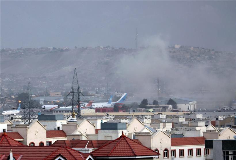 Rauch steigt von einer Explosion außerhalb des Flughafens in Kabul auf. Die Explosion ereignete sich außerhalb des Flughafens, wo Tausende Menschen nach der Machtübernahme der militant-islamistischen Taliban auf der Evakuierung aus Afghanistan zusammengekommen sind.
