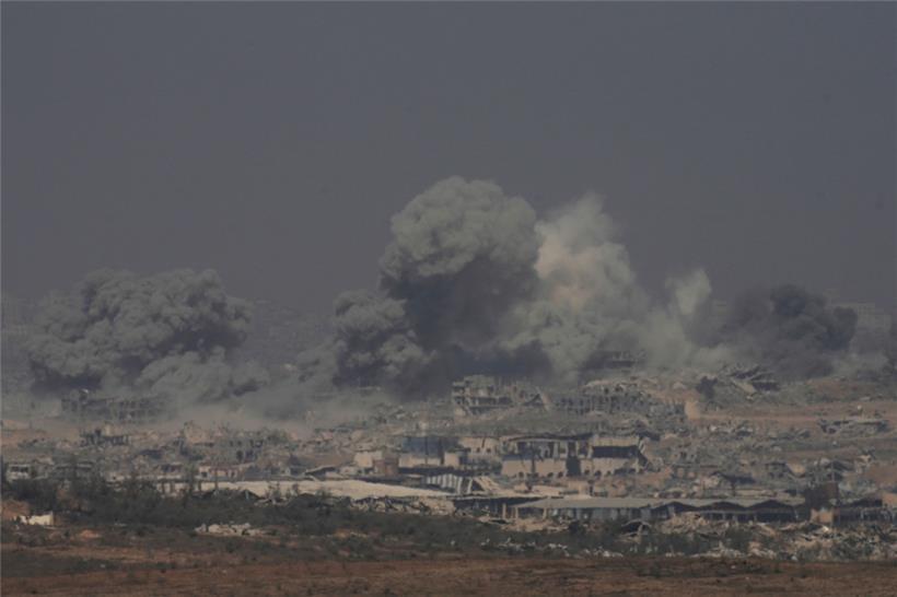 Rauch steigt von einer Explosion im nördlichen Gazastreifen auf, vom Süden Israels aus gesehen
