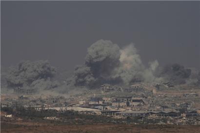 Rauch steigt von einer Explosion im nördlichen Gazastreifen auf, vom Süden Israels aus gesehen
