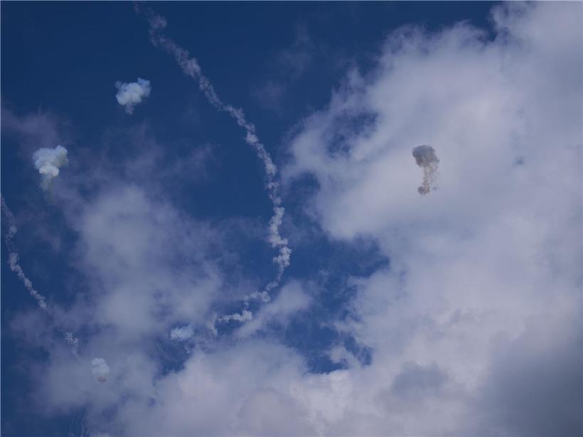 Rauch und Explosionen nach israelischem Luftabwehr-Abfangmanöver über Kirjat Schmona an der Nordgrenze zum Libanon