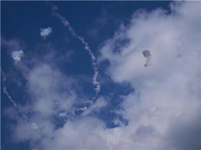 Rauch und Explosionen nach israelischem Luftabwehr-Abfangmanöver über Kirjat Schmona an der Nordgrenze zum Libanon