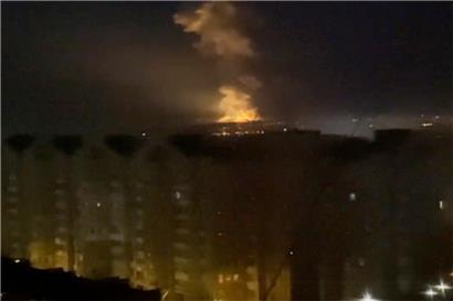 Rauch und Flamme in der Nähe des Flusses Dnjepr am 24. Februar 2022 (bestmögliche Qualität). Die russischen Truppen haben ihren erwarteten Angriff auf die Ukraine gestartet
