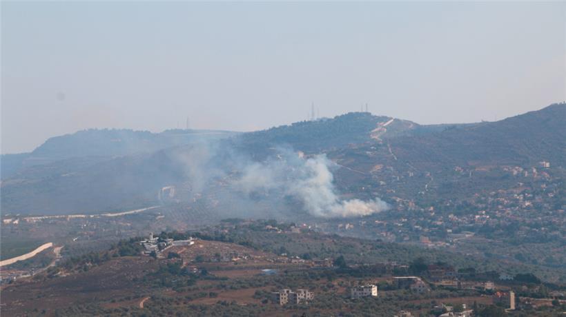 Rauch, verursacht durch einen israelischen Luftangriff, steigt in Deir Siriane, Libanon, auf
