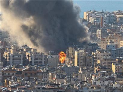 Rauchwolke nach Explosion in Teheran, Stadtbild mit zerstörtem Gebäude und dramatischer Atmosphäre