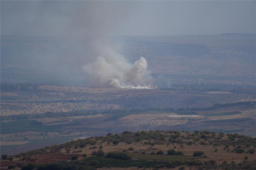  Rauchschwaden dringen aus einem von Raketen aus dem Libanon getroffenen Gebiet in den israelisch besetzten Golanhöhen
