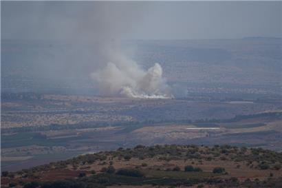  Rauchschwaden dringen aus einem von Raketen aus dem Libanon getroffenen Gebiet in den israelisch besetzten Golanhöhen
