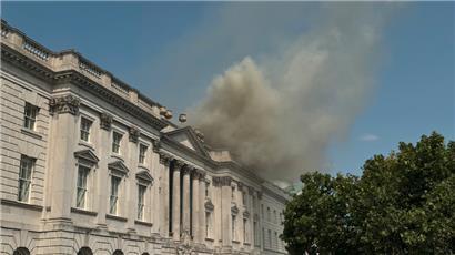 Rauchschwaden sind bei einem Brand auf dem Dach des Somerset House im Stadtzentrum zu sehen
