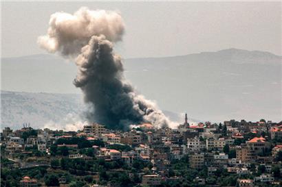 Rauchschwaden während der israelischen Bombardierung des Dorfes Khiam im Südlibanon
