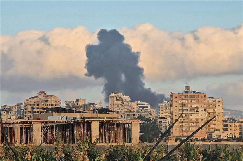 Rauchwolke über Vororten von Tyros nach israelischem Luftangriff im südlichen Libanon am Mittelmeer