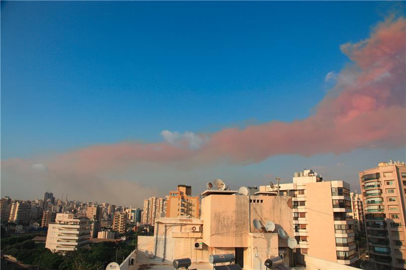 Rauchwolken hängen nach einer Explosion über Wohnhäusern. In der libanesischen Hauptstadt Beirut ist es zu einer schweren Explosion gekommen. Die Hintergründe blieben zunächst unklar.
