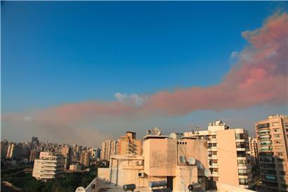 Rauchwolken hängen nach einer Explosion über Wohnhäusern. In der libanesischen Hauptstadt Beirut ist es zu einer schweren Explosion gekommen. Die Hintergründe blieben zunächst unklar.
