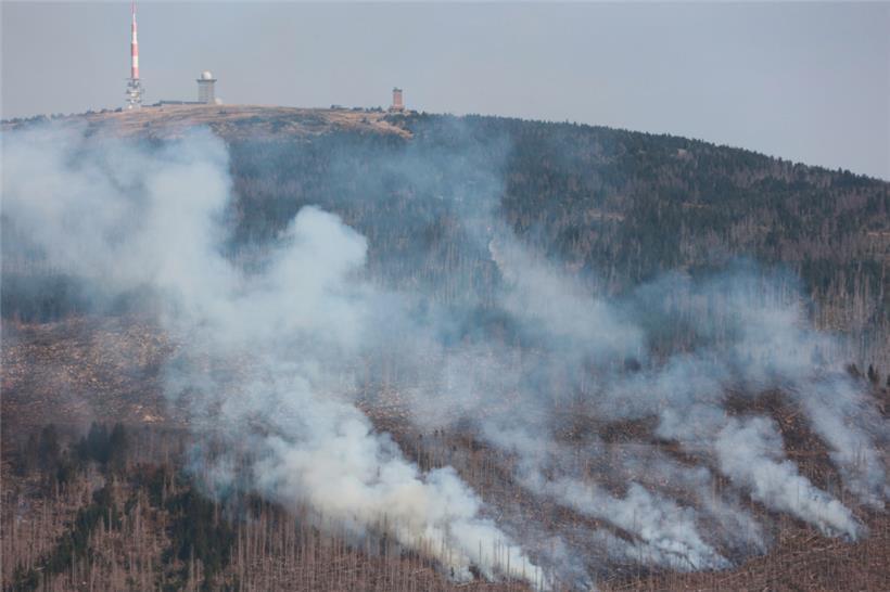 Rauchwolken steigen am Königsberg unterhalb des Brockens auf – der Brand am Brocken im Harz hat sich weiter ausgedehnt
