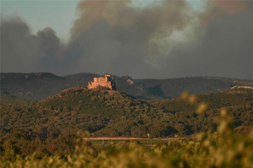 Rauchwolken steigen hinter der Burg Saint-Martin de Toques auf, nachdem am 7. Juli 2025 in der Nähe der Stadt Narbonne im Südwesten Frankreichs ein Feuer ausgebrochen ist
