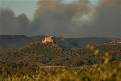 Rauchwolken steigen hinter der Burg Saint-Martin de Toques auf, nachdem am 7. Juli 2025 in der Nähe der Stadt Narbonne im Südwesten Frankreichs ein Feuer ausgebrochen ist
