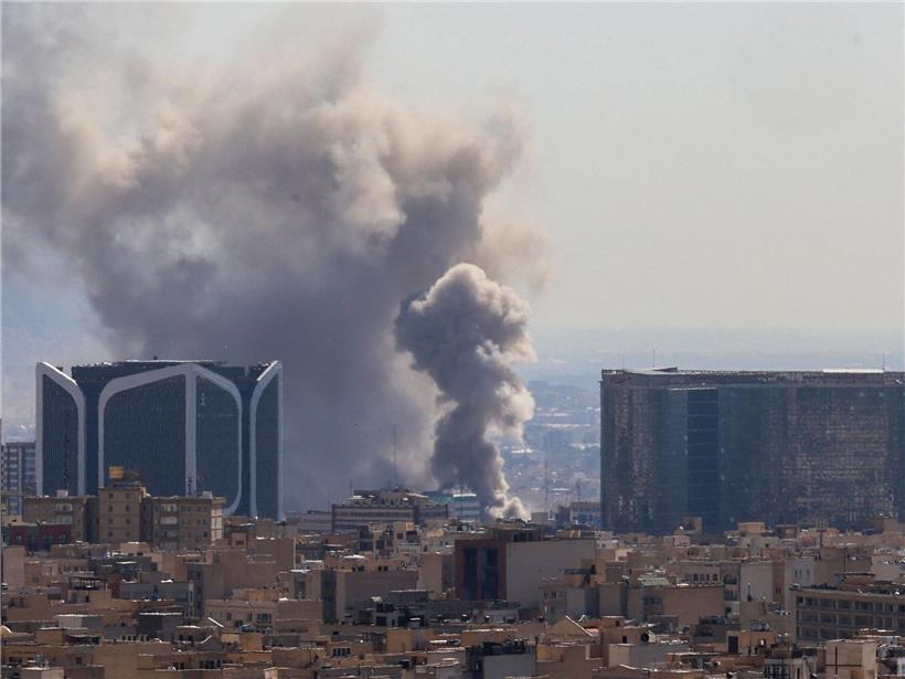 Rauchwolken über der Skyline von Teheran am Sonntag, 1. März, Luftverschmutzung und Smog in der iranischen Hauptstadt
