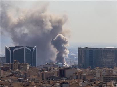 Rauchwolken über der Skyline von Teheran am Sonntag, 1. März, Luftverschmutzung und Smog in der iranischen Hauptstadt