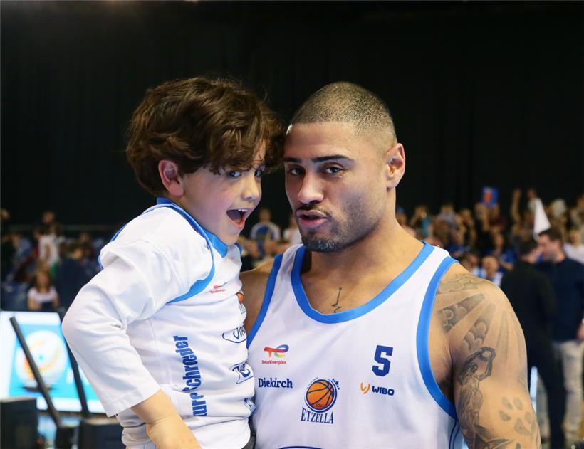 Raul Birenbaum feierte seinen ersten Titel mit Sohn Bo
