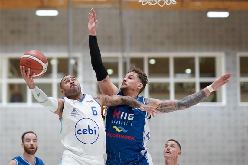Raul Birenbaum (weißes Trikot) geht seit dieser Saison für die Résidence Walferdingen auf Korbjagd
