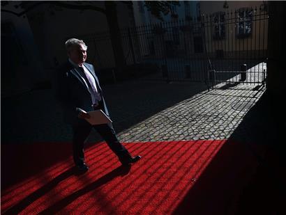 Raus aus dem Schatten: Jean Asselborn „verhilft dem Land zu einer Bedeutung, die in keinem Verhältnis zu seiner Größe steht“, schreibt die  Journalistin Margaretha Kopeinig in ihrer politischen Biografie über Jean Asselborn
