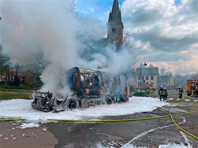 Rausch, Schaum und verschmorte Trümmer: Jetzt ist das ganze Fahrzeug nur noch Müll
