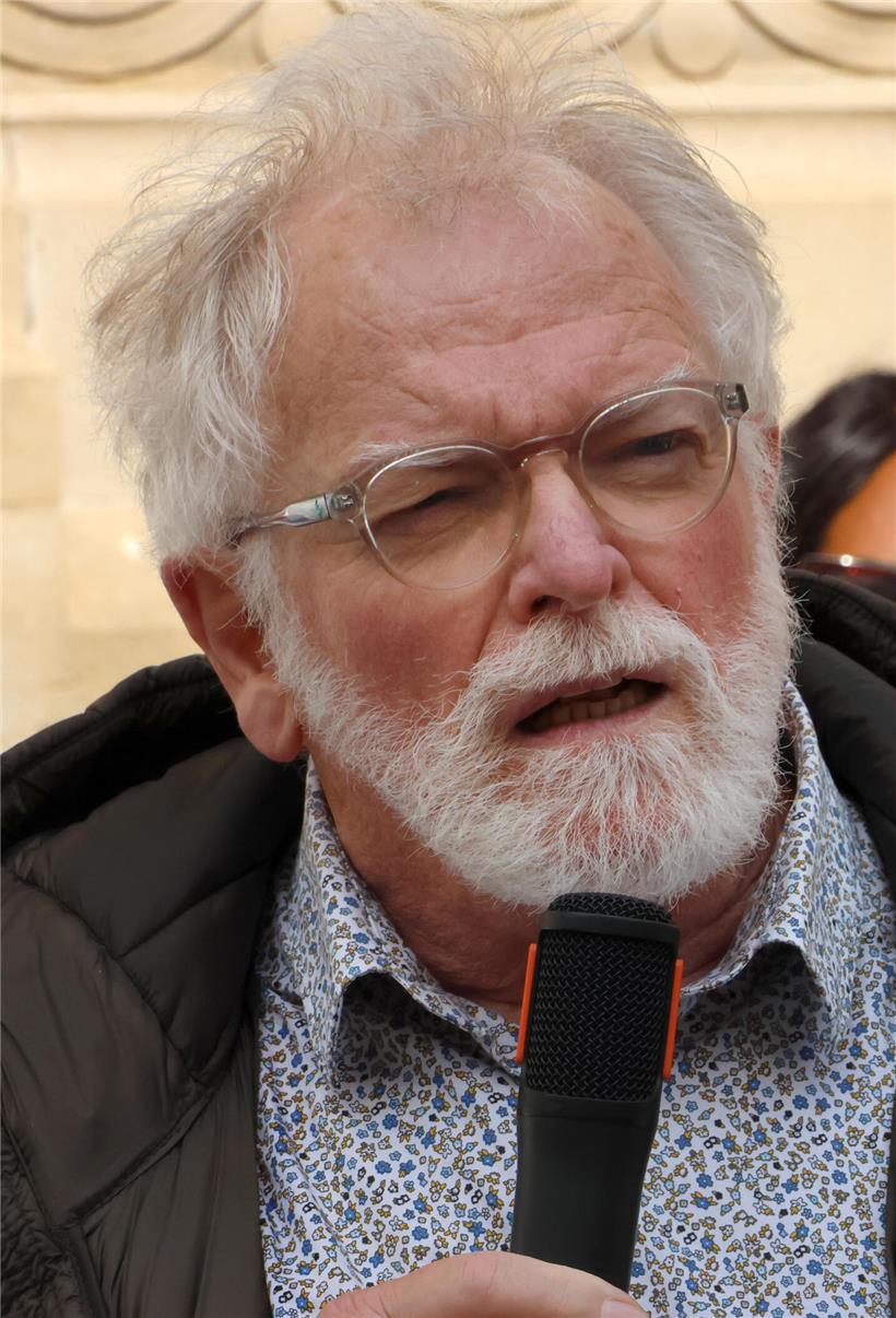 Raymond Becker spricht beim Ostermarsch 2025 vor friedlicher Menschenmenge im Freien