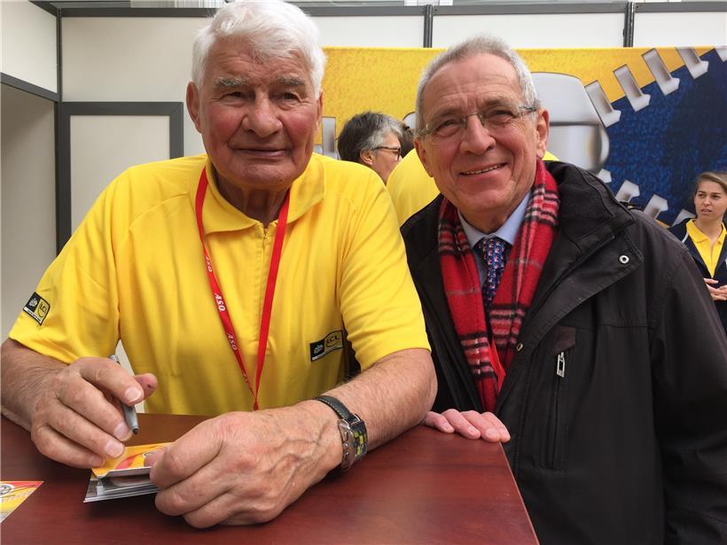 Raymond Poulidor (hier mit Ihrem Kolumnisten vor Paris-Roubaix 2016) im „Maillot jaune“ des Hauptsponsors der Tour de France
