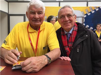 Raymond Poulidor (hier mit Ihrem Kolumnisten vor Paris-Roubaix 2016) im „Maillot jaune“ des Hauptsponsors der Tour de France
