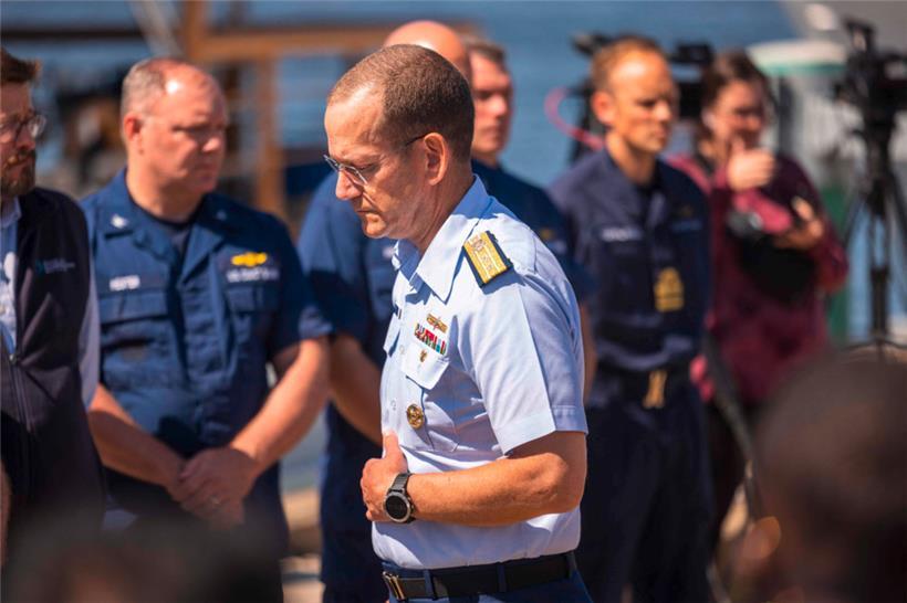 Rear Adm. John Mauger, der Kommandeur des First Coast Guard District, verlässt am Donnerstag das Schiff, nachdem er über den aktuellen Stand der Suche nach fünf Personen an Bord eines vermissten Tauchboots etwa 900 Meilen vor Cape Cod berichtet hat
