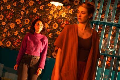 Rebecca (Clara Hertz) dévoile à Corinne (Claire Cahen) des vérités que celle-ci aimerait ne pas entendre.
