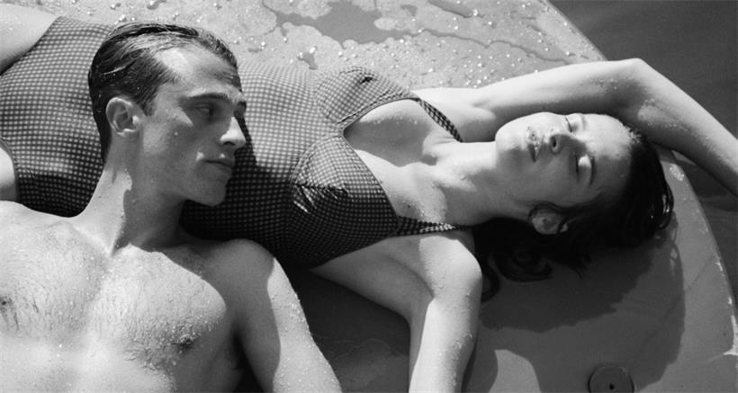 Rebecca Marder (r.) und Benjamin Voisin (l.) in L‘Étranger (2025) von François Ozon