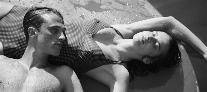 Rebecca Marder (r.) und and Benjamin Voisin (l.) in „L’Étranger“
