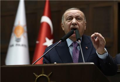Recep Tayyip Erdogan, Präsident der Türkei, spricht während einer Parlamentssitzung zu seinen Anhängern.

