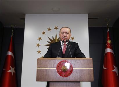 Recep Tayyip Erdogan, Staatspräsident der Türkei, hält eine Videoansprache. Die Türkei hat wegen der Coronavirus-Krise mehrere Wohngebiete in 18 Provinzen abgeschottet.
